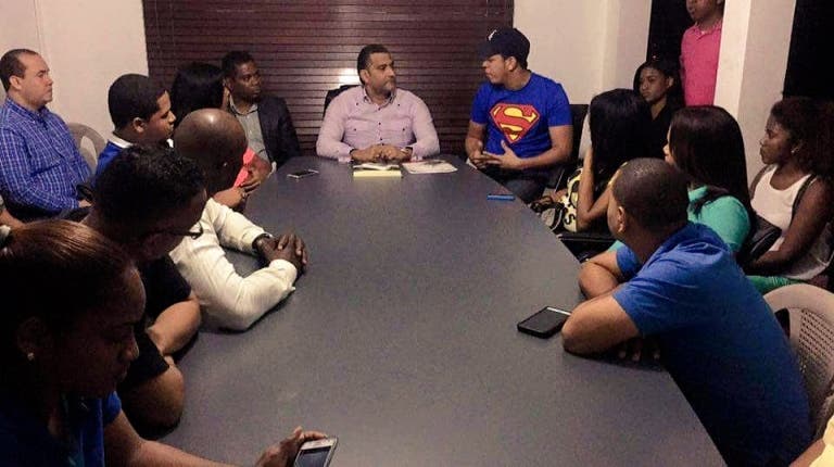 Diputado se reúne con jóvenes de Santo Domingo Este