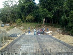 Comunitarios construyen puente con sus propios recursos en Peralvillo