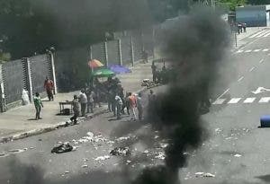 En los últimos tres días se han producido protestas estudiantiles en los alrededores de la UASD que han motivado la suspensión de la docencia. Foto de archivo.