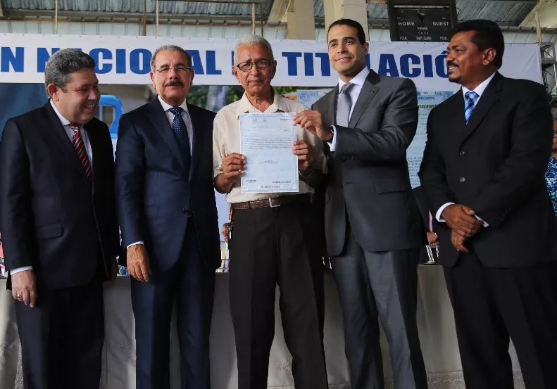 Danilo entrega títulos Alcarrizos