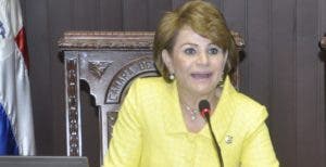 Lucía Medina dice según Constitución de 2015, Danilo lleva un periodo y le falta uno