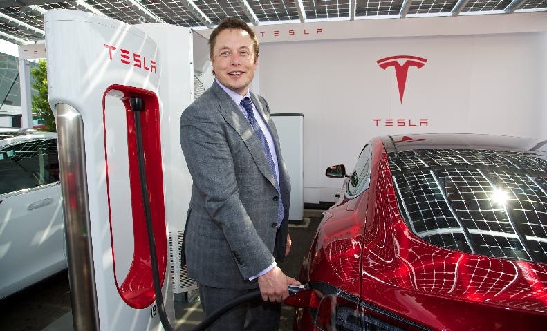 Comité de Elon Musk evaluará  fusión de su empresa automotriz  con SolarCity