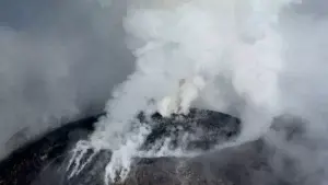 Evacúan a unas 400 personas por actividad de volcán en oeste de México