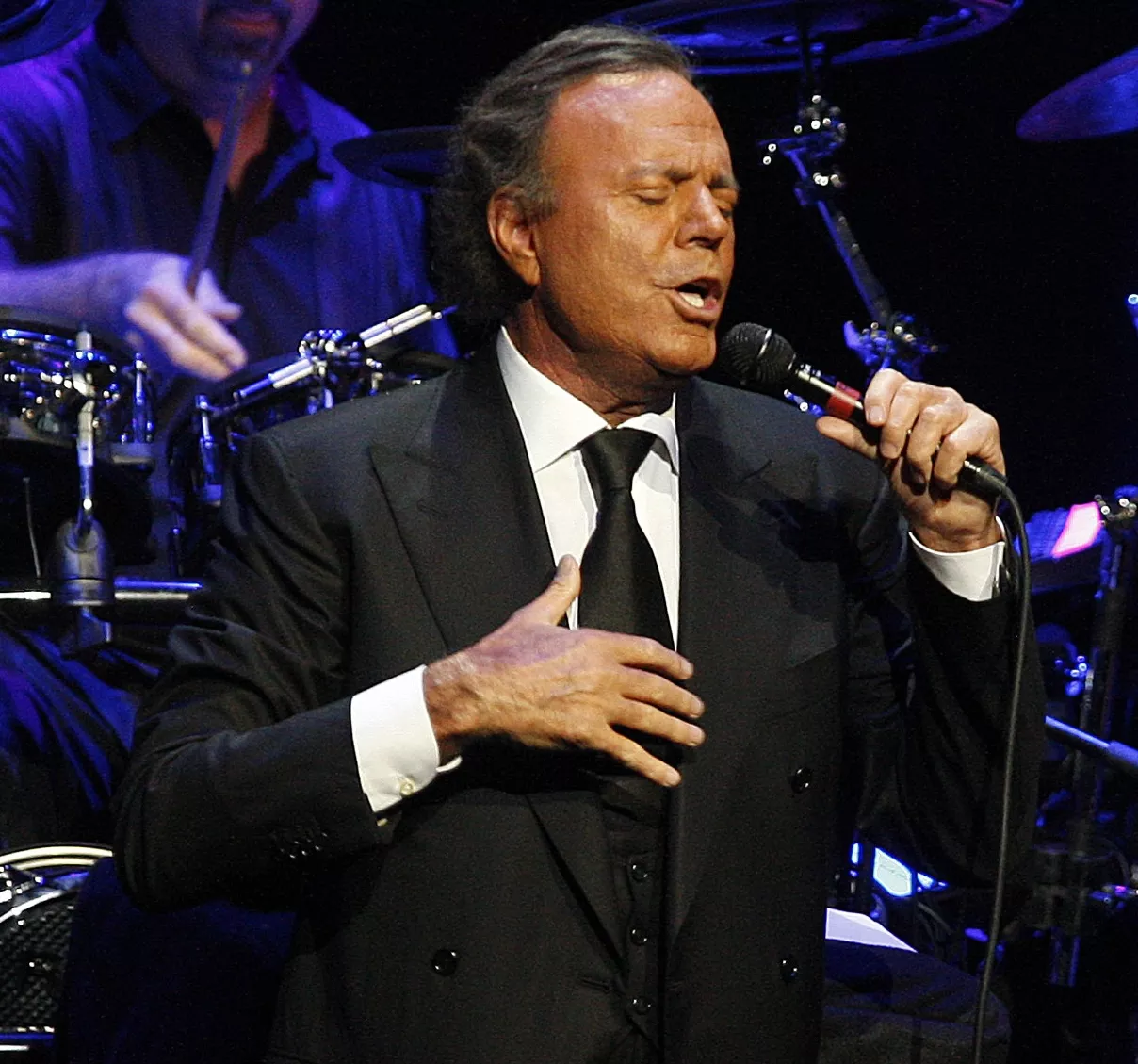 Julio Iglesias dice su vida sigue igual a sus 73 años