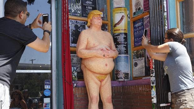 Estatua de Donald Trump desnudo es subastada por 22.000 dólares