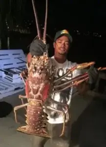 Pescador captura langosta 6 kilos en las Bermudas