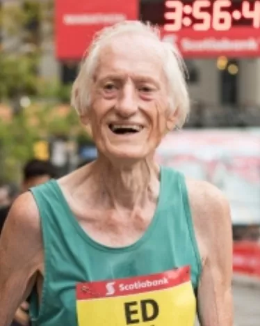 Con 85 años marcó un nuevo récord en maratón