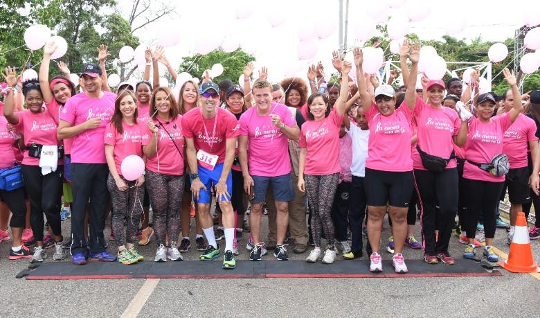 Avon celebra caminata contra cáncer de seno