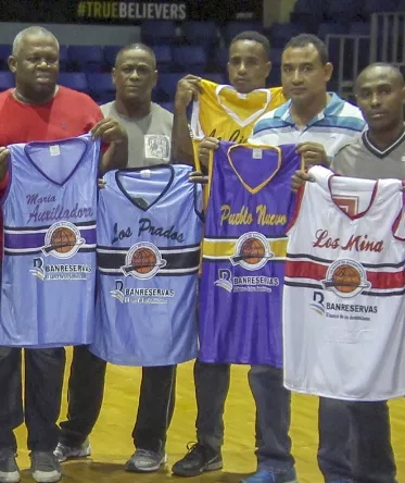 MB entrega uniformes torneo de baloncesto