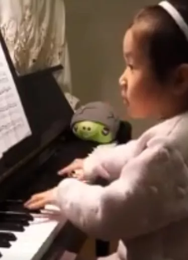 Niña de 3 años toca el piano como una experta