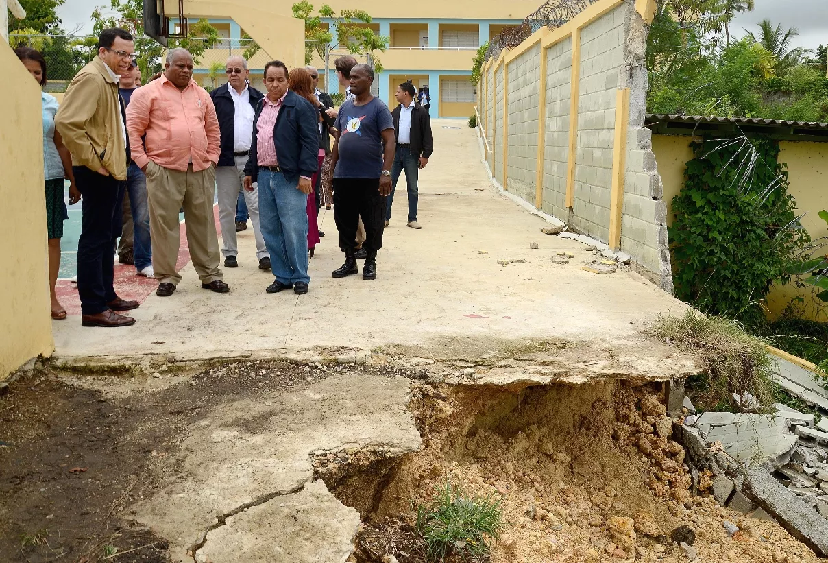 Huracán Matthew deja muertos, puentes destruidos y otros daños