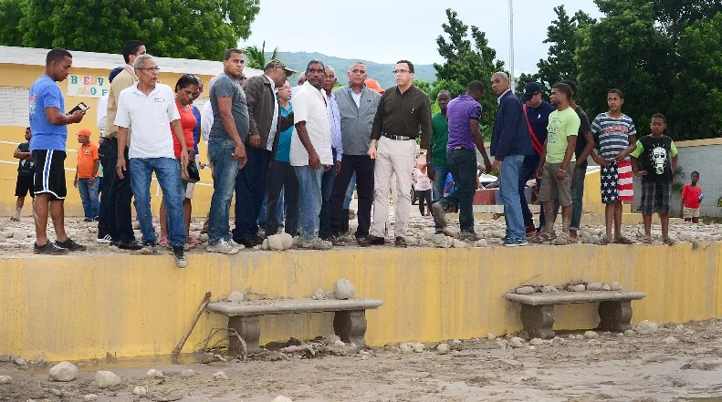 Ministro de Educación recorrió una  escuela