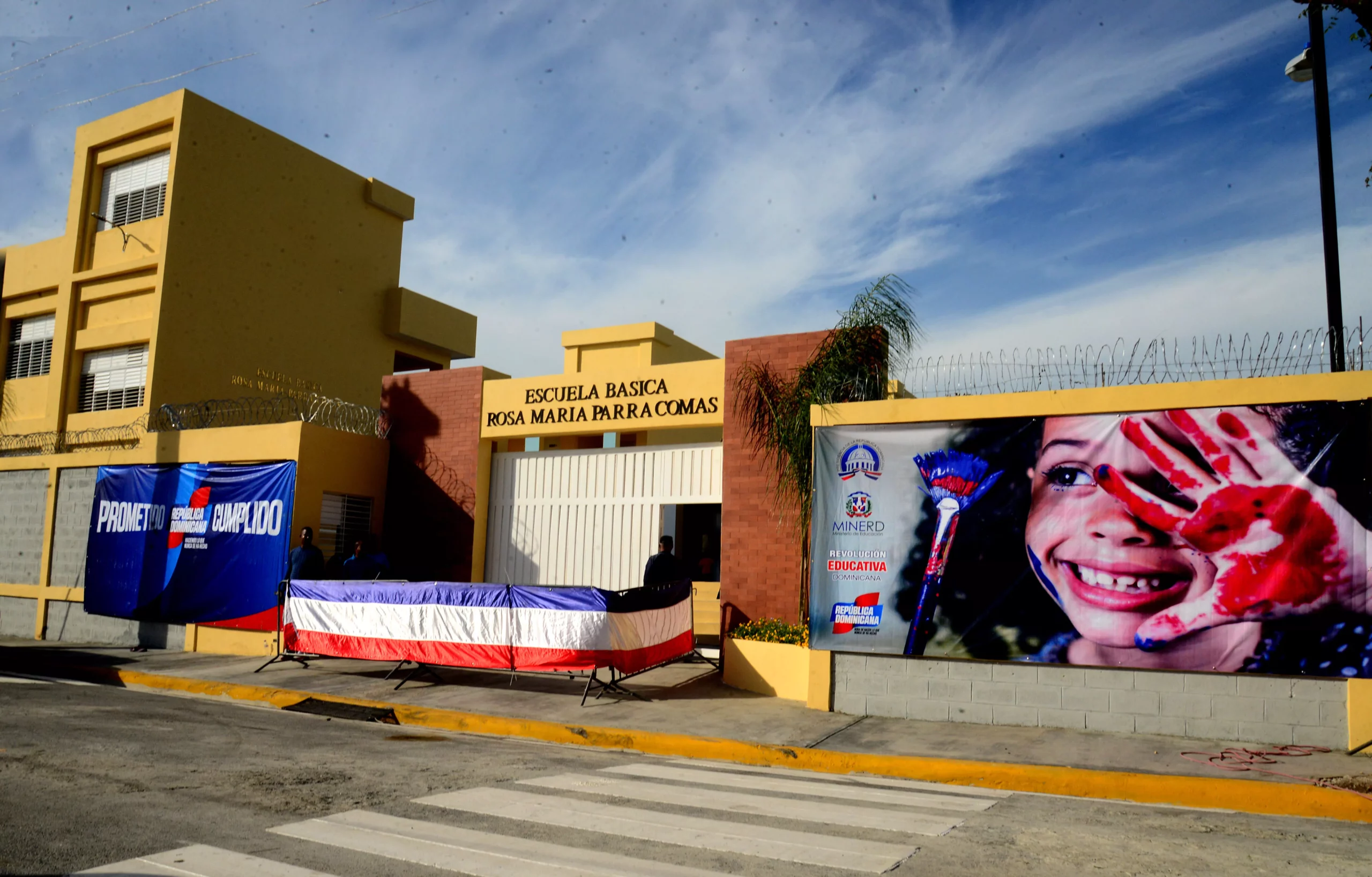 Presidente Danilo Medina inaugura una escuela en Azua