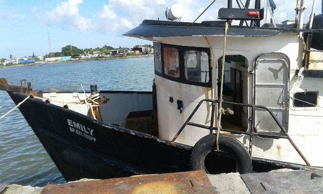 Critican “secuestro” barco pesquero por DNCD y Armada en muelle de Puerto Plata
