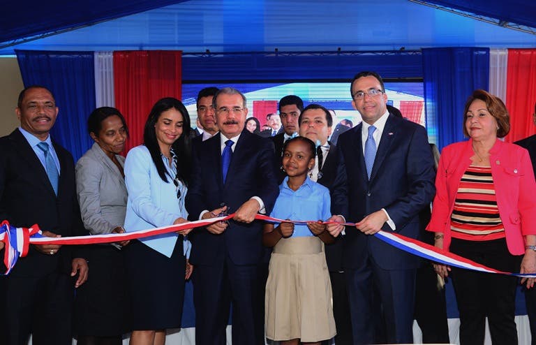 Presidente Danilo Medina entrega una escuela en San Cristóbal