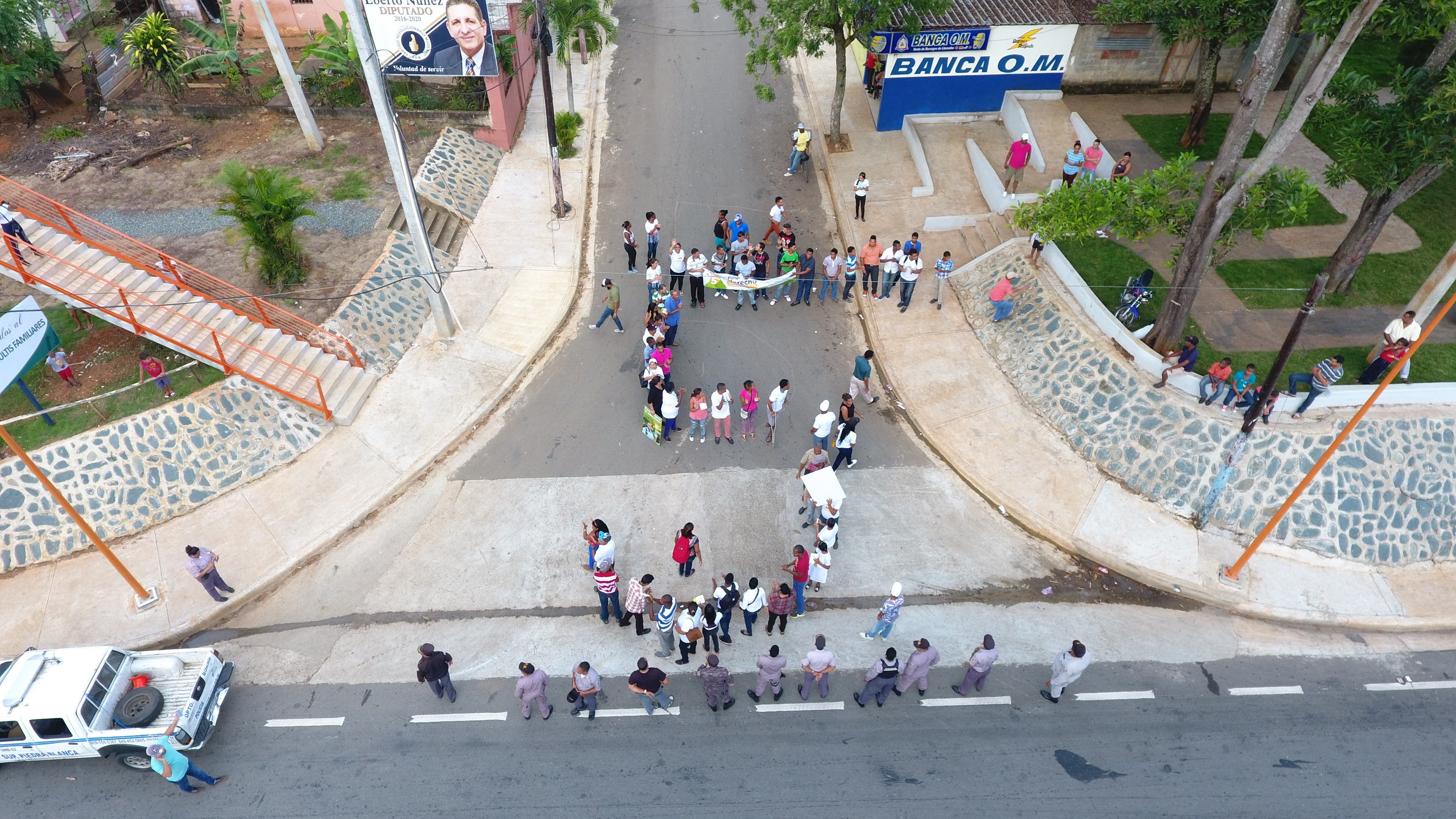 Manifestantes forman un 5% humano en autopista Duarte en reclamo fondos Barrick