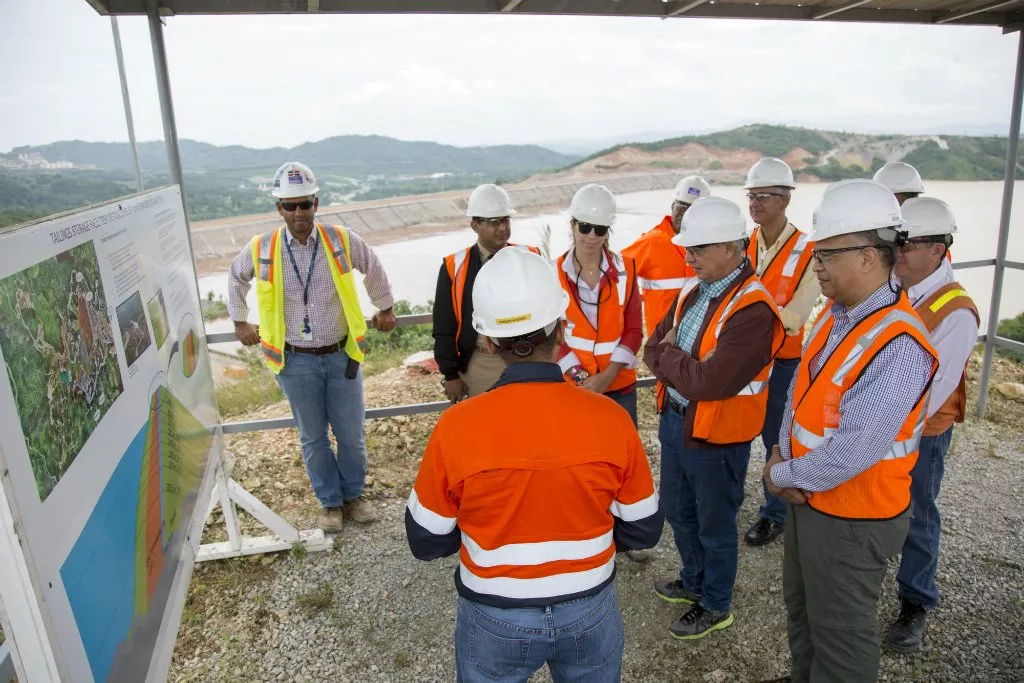 Energía y Minas visita presa El Llagal de Barrick Pueblo Viejo