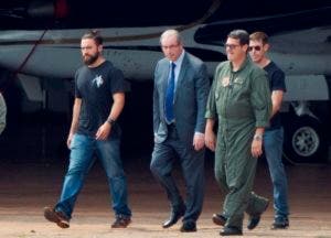 Policías federales acompañan a Cunha tras su arresto.