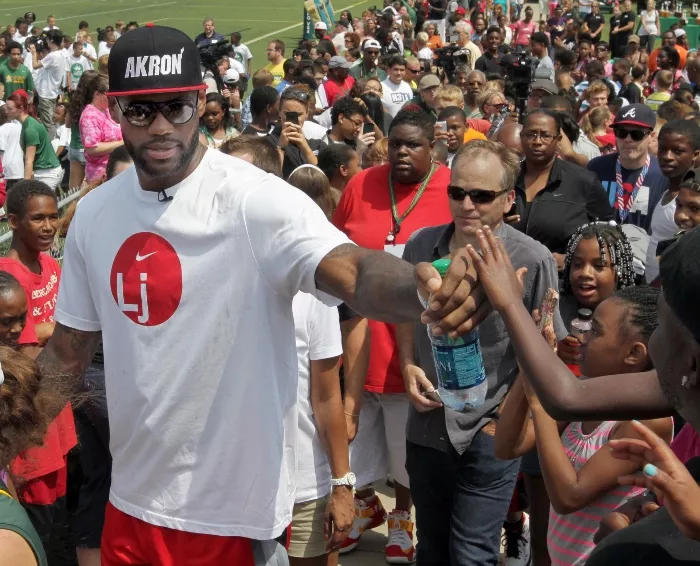 LeBron James muestra su apoyo a Hillary Clinton