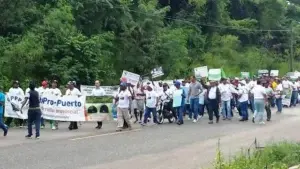 Comunitarios marchan 28 kilómetros a pie para exigirle al gobierno construcción carretera Puerto Plata-Navarrete