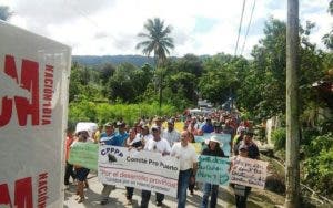 Cientos marchan de Camú a Puerto Plata exigiendo reconstrucción carretera turística