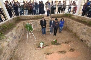 Un ministro cubano y centenares homenajean al “Che” en el sureste de Bolivia