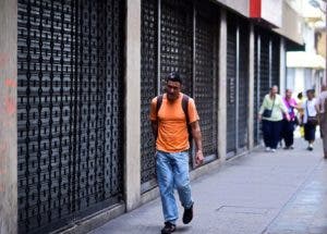 Muchos negocios acataron el llamado a huelga que hizo la oposición. / AFP / RONALDO SCHEMIDT