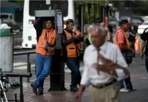 Venezolanos acatan parcialmente huelga convocada por oposición contra Maduro