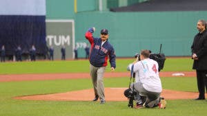 Danilo Medina lanza la primera bola en el último juego de David Ortiz