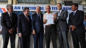 Presidente Medina entrega 576 títulos de propiedad definitivos en Los Alcarrizos