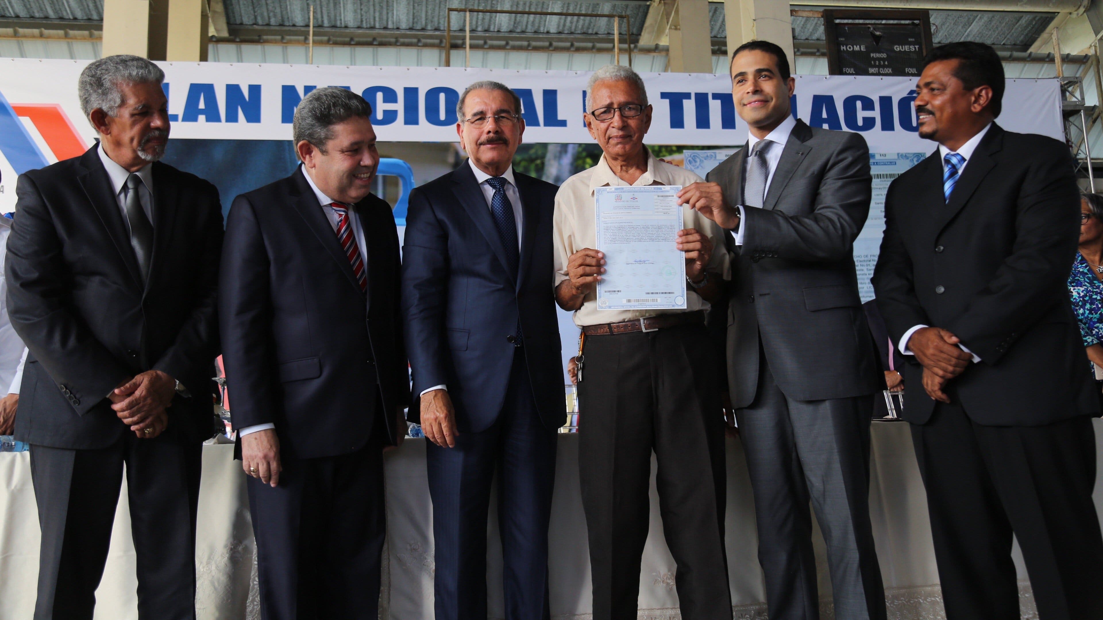 Presidente Medina entrega 576 títulos de propiedad definitivos en Los Alcarrizos