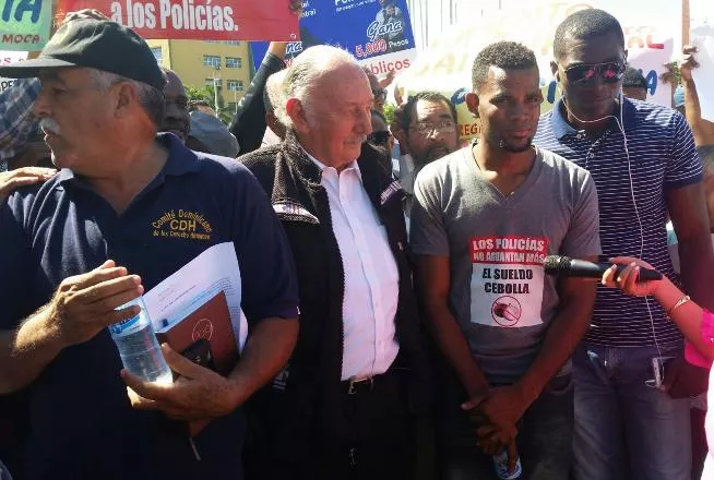 Familiares de policías protestan frente al Congreso por aumento de sueldo para agentes