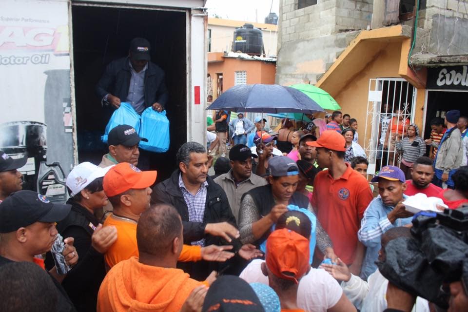 Diputado lleva ayuda a afectados por el huracán Matthew en Santo Domingo Este
