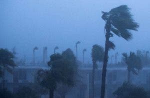 Huracán Matthew comienza a azotar a EEUU tras dejar devastación y muerte en Haití