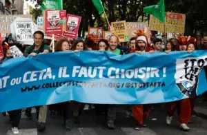 Miles de personas protestan en Europa contra tratados de libre comercio