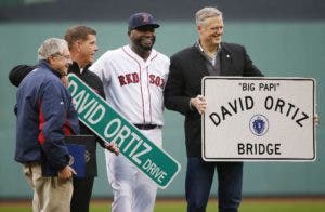 David Ortiz, se encuentra con el gobernador de Massachusetts, Charlie Baker, derecha; el alcalde de Boston Marty Walsh, segundo desde la izquierda, y presidente de la Cámara de Massachusetts, Robert De Leo durante una ceremonia en honor a Ortiz antes de un partido de béisbol contra los Azulejos de Toronto en Boston. AP