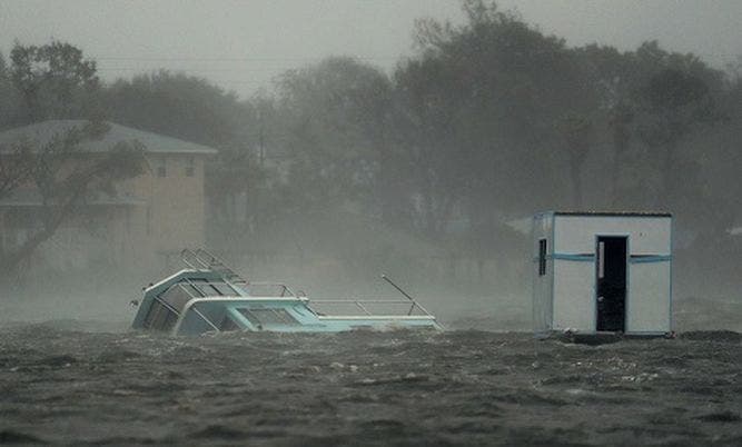 El huracán Matthew continúa azotando peligrosamente la costa este de EEUU