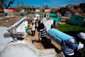 Haití llora y sepulta a víctimas del huracán Matthew