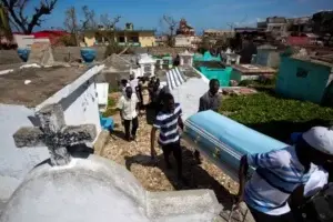 Haití llora y sepulta a víctimas del huracán Matthew