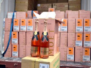 Decomisan contrabando de whisky, cigarrillos y champagne millonario en Puerto de Haina