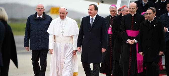 El papa llega a Suecia en aniversario de Reforma de Lutero