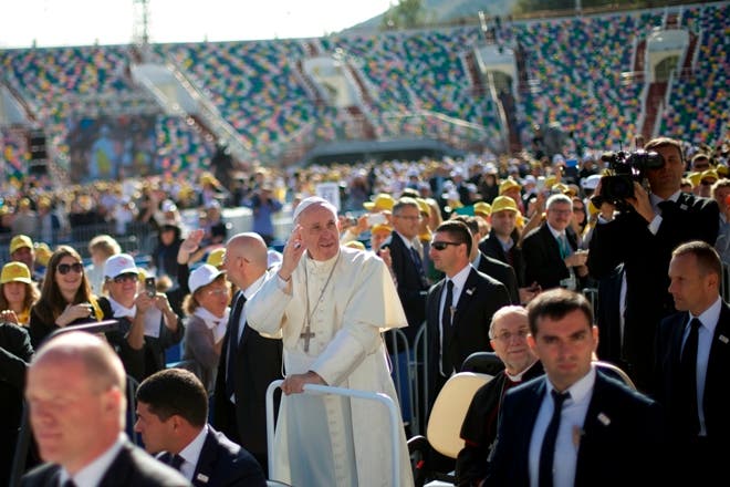 El papa desea una Iglesia que no piense en su imagen durante misa en Georgia