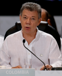 Santos dice a líderes iberoamericanos que Colombia se aferra a una paz amplia