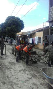 Obras Públicas realiza operativo de limpieza en Vicente Noble tras efectos de Matthew