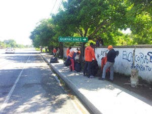 Obras Públicas limpia calles en comunidades de Guayacanes y Juan Dolio