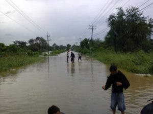 Crecida de río La Yuca impide tránsito hacia comunidad La Victoria