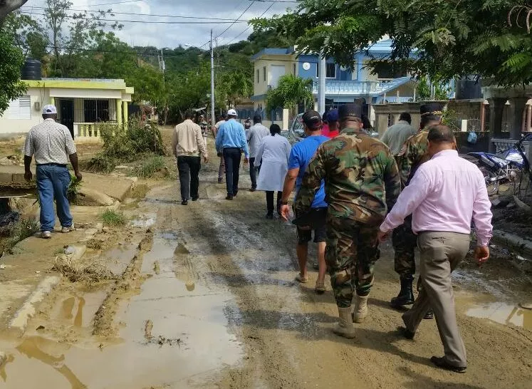 Obras Públicas realiza trabajos de limpieza en municipio de Villa Vásquez