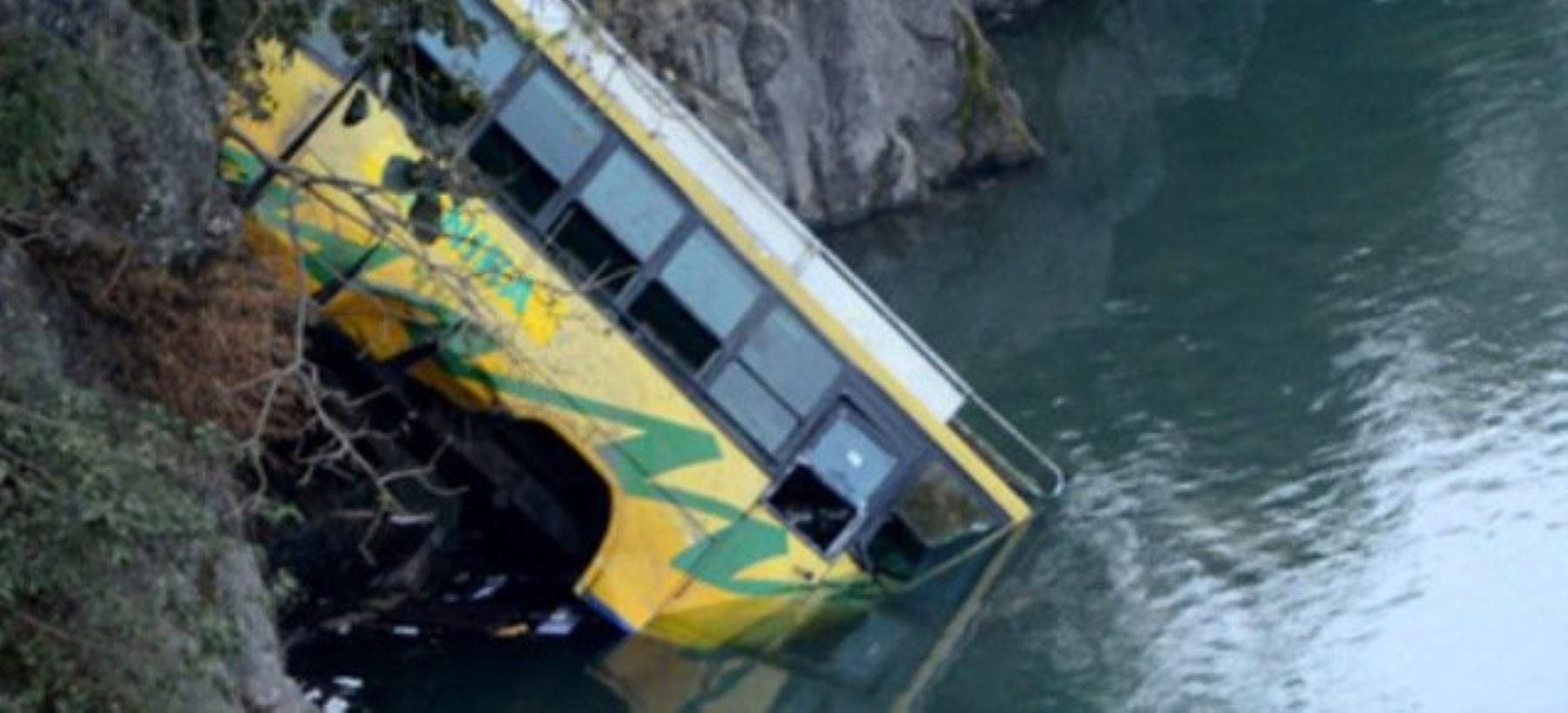 Al menos 16 muertos y 28 heridos al caer un autobús a un río en la India