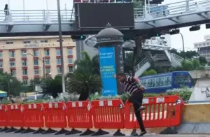 Peatones no usan puente, pese a vallas colocadas