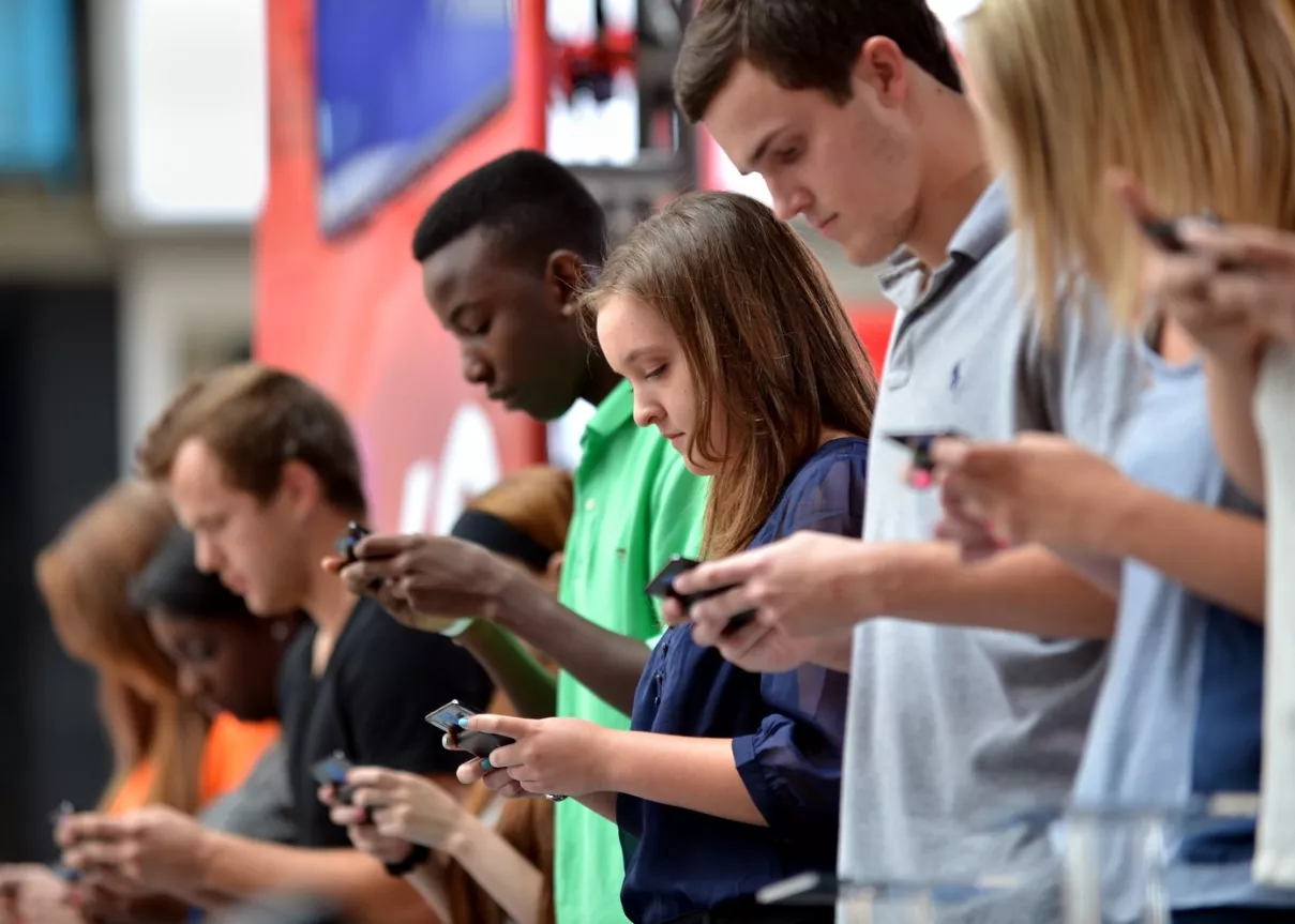 Contestants compete in an early round du